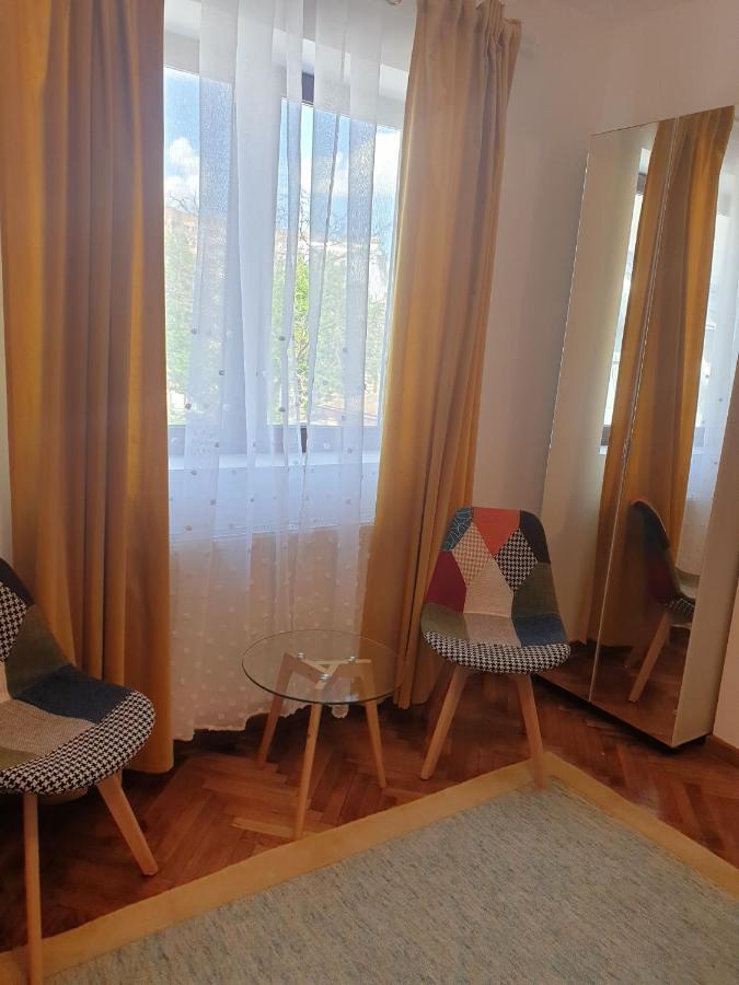 Studio Yellow - Piata Victoriei ブカレスト エクステリア 写真